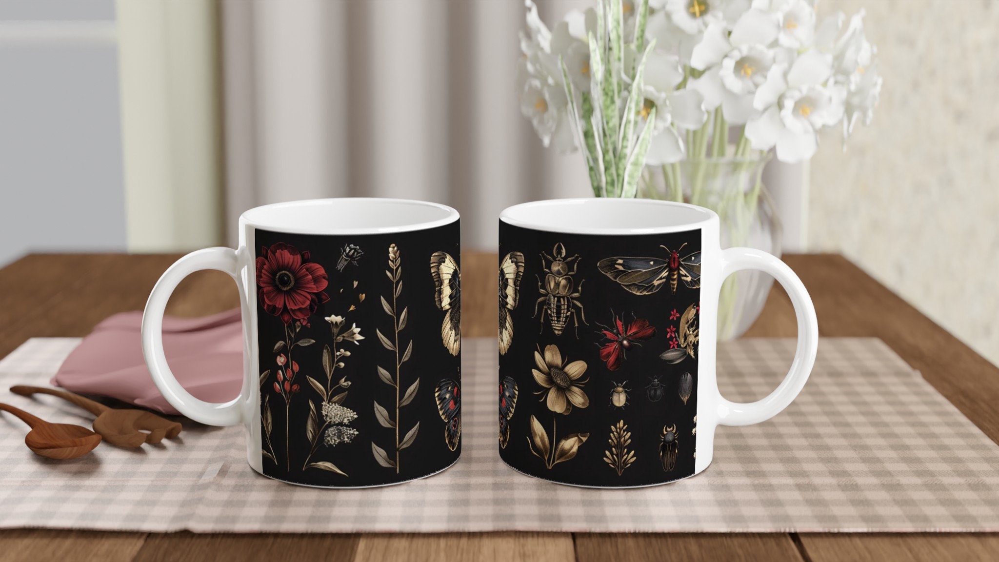 Förförisk Svart Keramikmugg med Mystiska Insekter och Röda Blommor 10 456cfc58-da33-4a1b-9e45-6d54221083e3