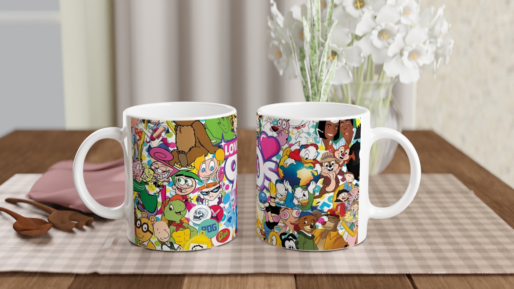Vit 11oz keramisk mugg med livfulla 90-talsnostalgiska karaktärer i ditt val av färger 10 3c15a70a-43c9-4495-af08-a8cc12e677f7