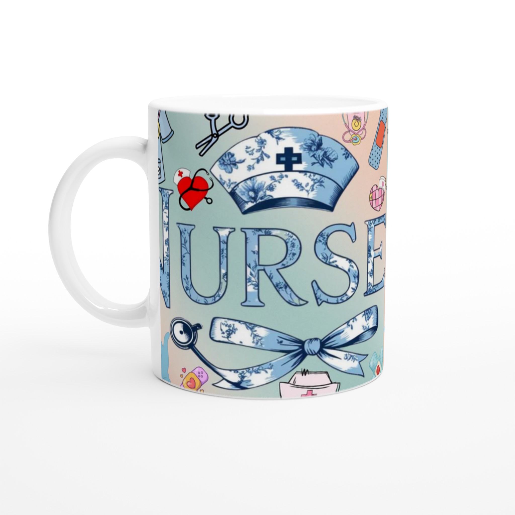 Vit 11oz keramisk mugg med vintage sjuksköterskedetaljer i mjuka blå nyanser 1 5f31bafc-c9d8-4d11-a635-cc0385056f9d
